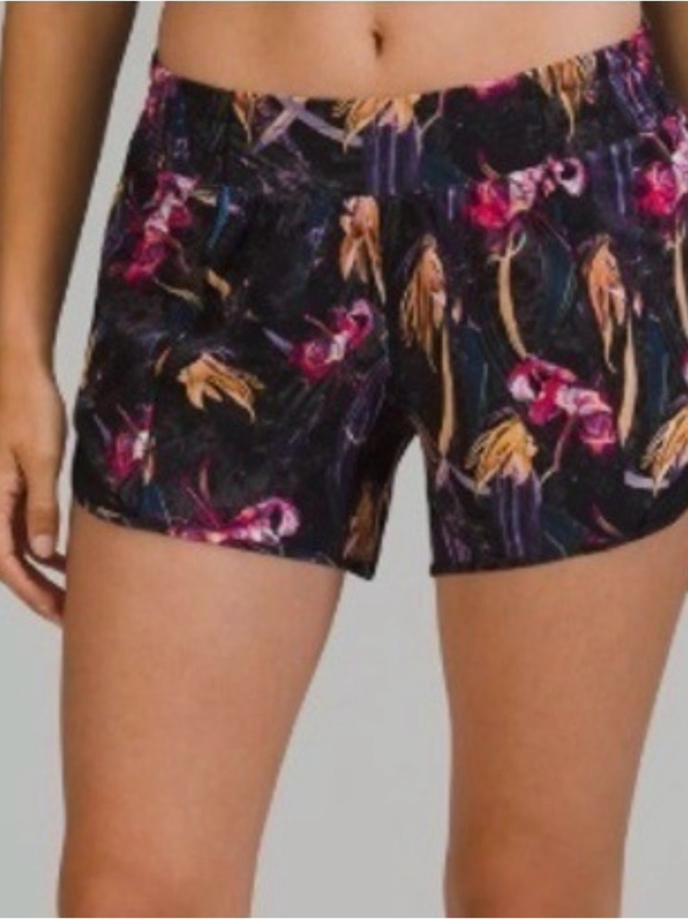 Lululemon Hotty Hot LR Short
4" *Lined Size 2